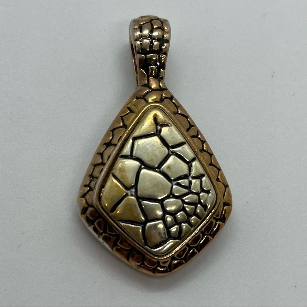 𝅺PREMIER Designs Salisbury Croc Magnetic Close Pendant Two Tone Patina - Picture 2 of 6